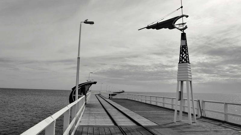 内容创作者对着手机镜头拍摄，感受传统提词器跟读不同步的痛苦