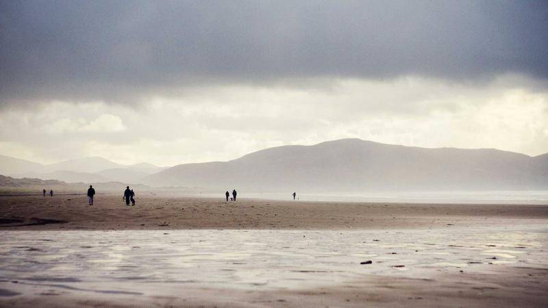 用手机拍摄口播视频，AI提词器悬浮在屏幕上同步显示台词