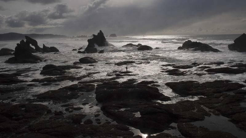 主播在手机前直播带货，悬浮提词器在屏幕上同步显示话术