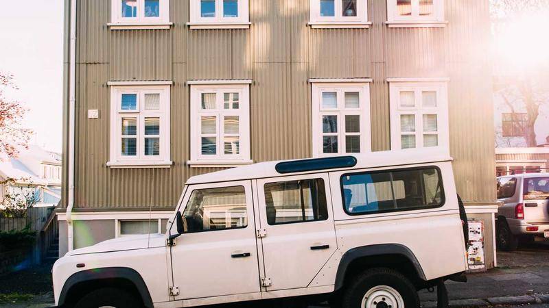 创作者在拍摄环境中使用悬浮提词器，自信表达